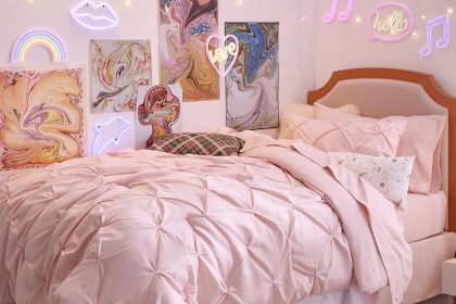 Bedsure Pink Twin XL Comforter neatly spread on a bed, soft and fluffy with a light blush pink color, ideal for dorm rooms and minimalist bedroom décor.