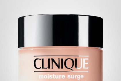 Clinique Moisture Surge 100H Auto-Replenishing Hydrator in pink jar, lightweight gel-cream moisturizer for deep hydration and glowing skin.