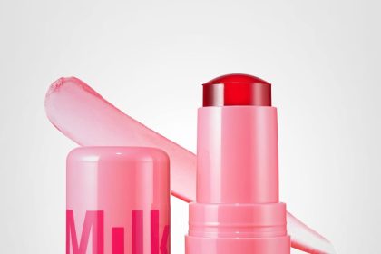 Makeup Cooling Water Jelly Chill mask in a jar, showing its cooling jelly texture for hydrating and refreshing the skin, perfect for a soothing skincare routine.